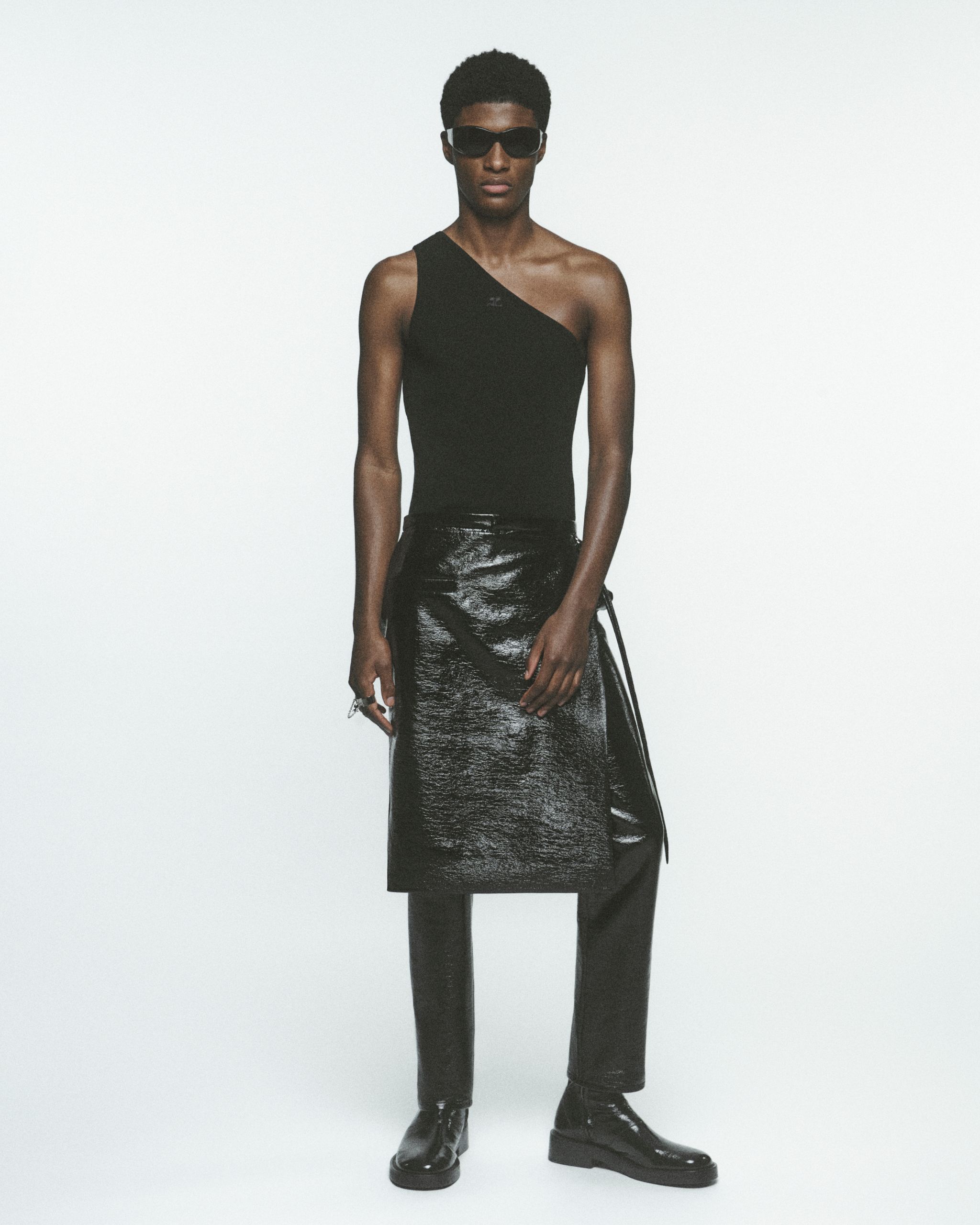 Top noir asymétrique sans manches avec jupe brillante noire, accessoires assortis, pour Courrèges.