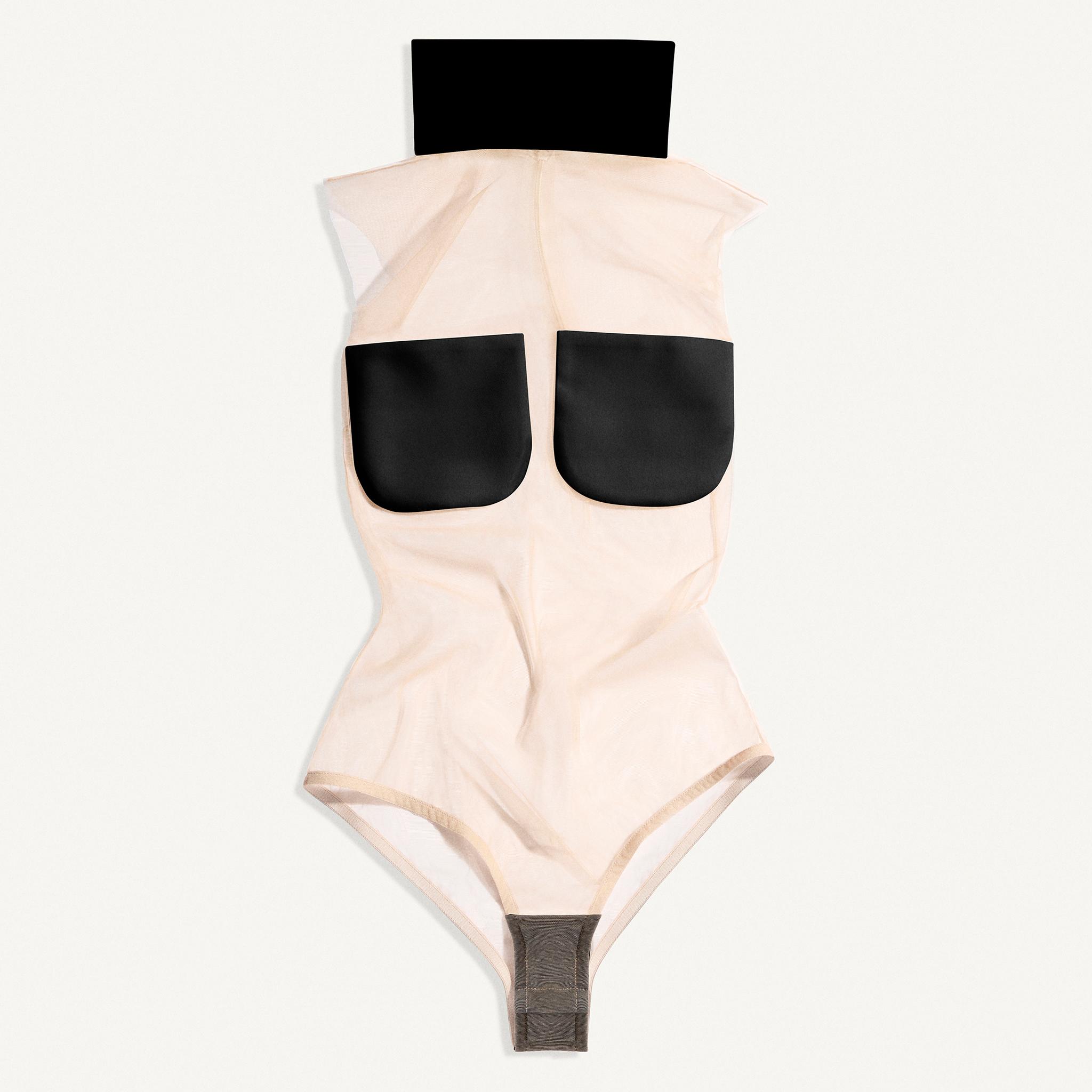 Body élégant beige avec poches noires, conçu pour la collection Courrèges de mode.