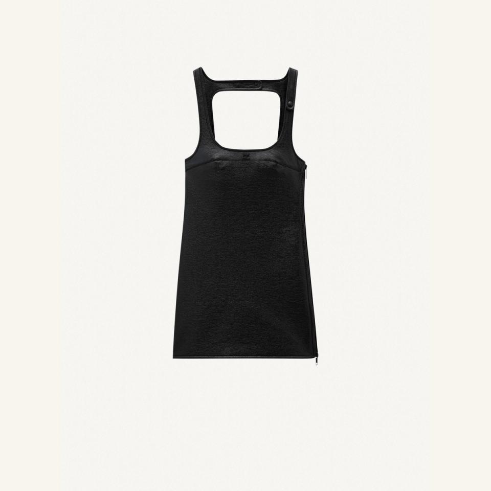 Robe courte noire sans manches à encolure carrée et finition brillante, sur fond uni épuré.