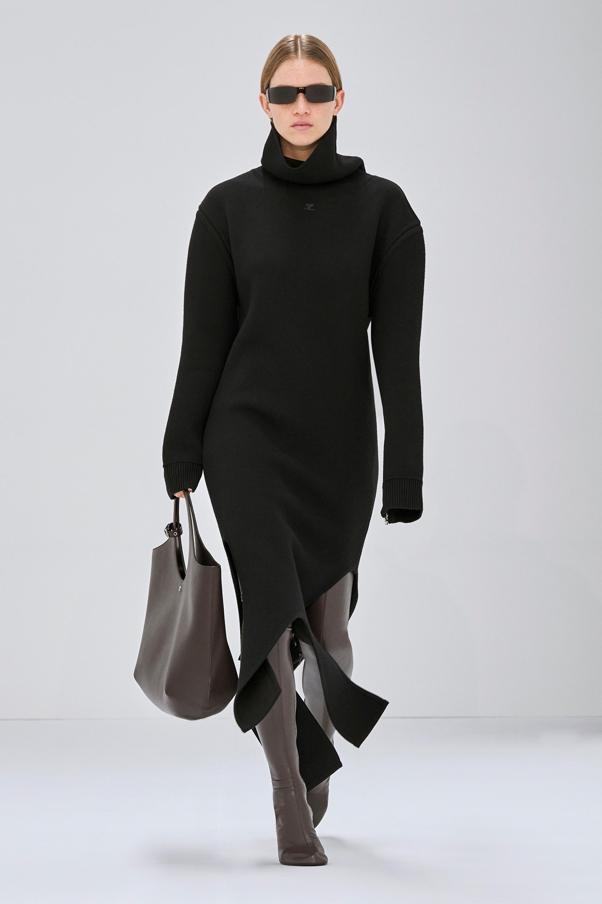 Robe noire élégante à col roulé avec ourlet asymétrique, par Courrèges, sur un défilé de mode.