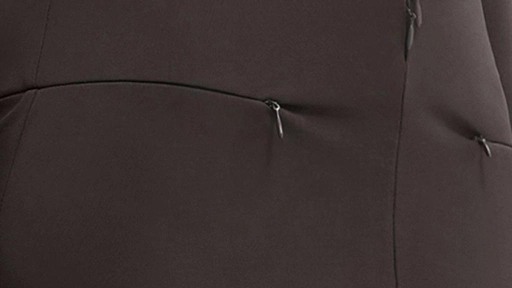 Veste de mode noire élégante avec zips, de Courrèges, présentée sur un site e-commerce.