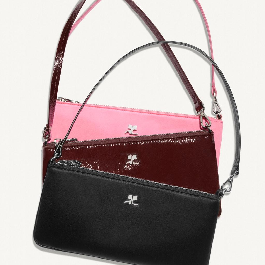Sacs à main élégants Courrèges en noir, rouge et rose, design épuré pour les amateurs de mode.