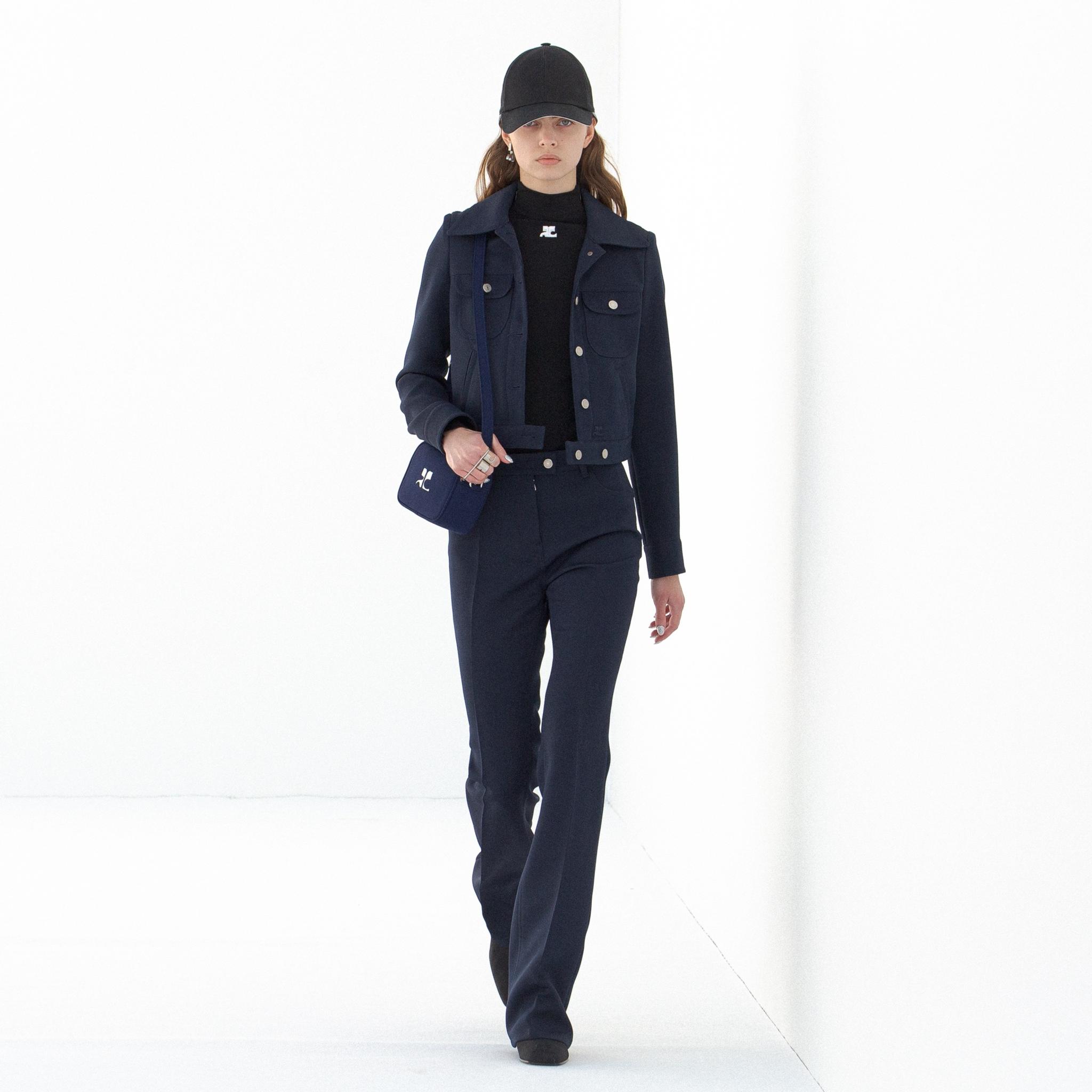 Ensemble de sport navy élégant avec accessoires assortis, mode Courrèges pour un style moderne.
