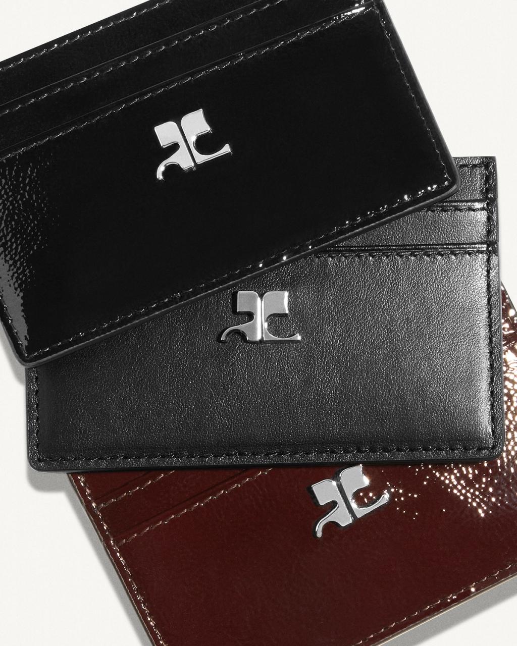 Portefeuilles en cuir en relief noir et rouge avec le logo Courrèges, élégants et sophistiqués.