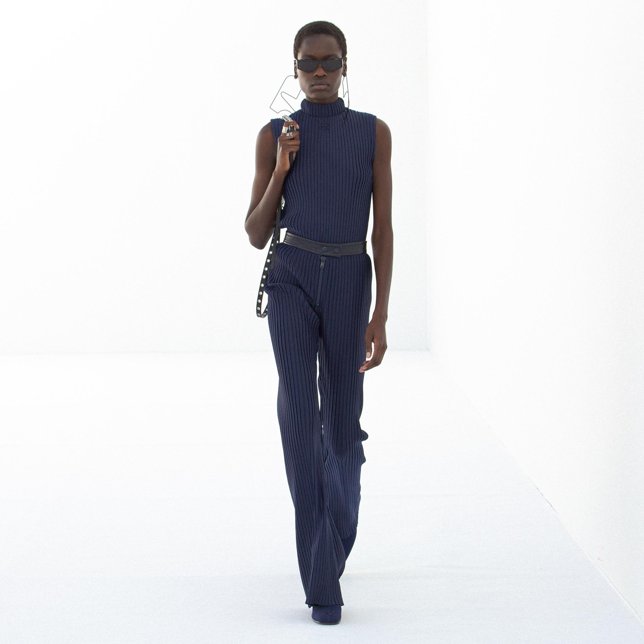 Haut bleu marine sans manches en côte et pantalon assorti, mode Courrèges pour femmes.