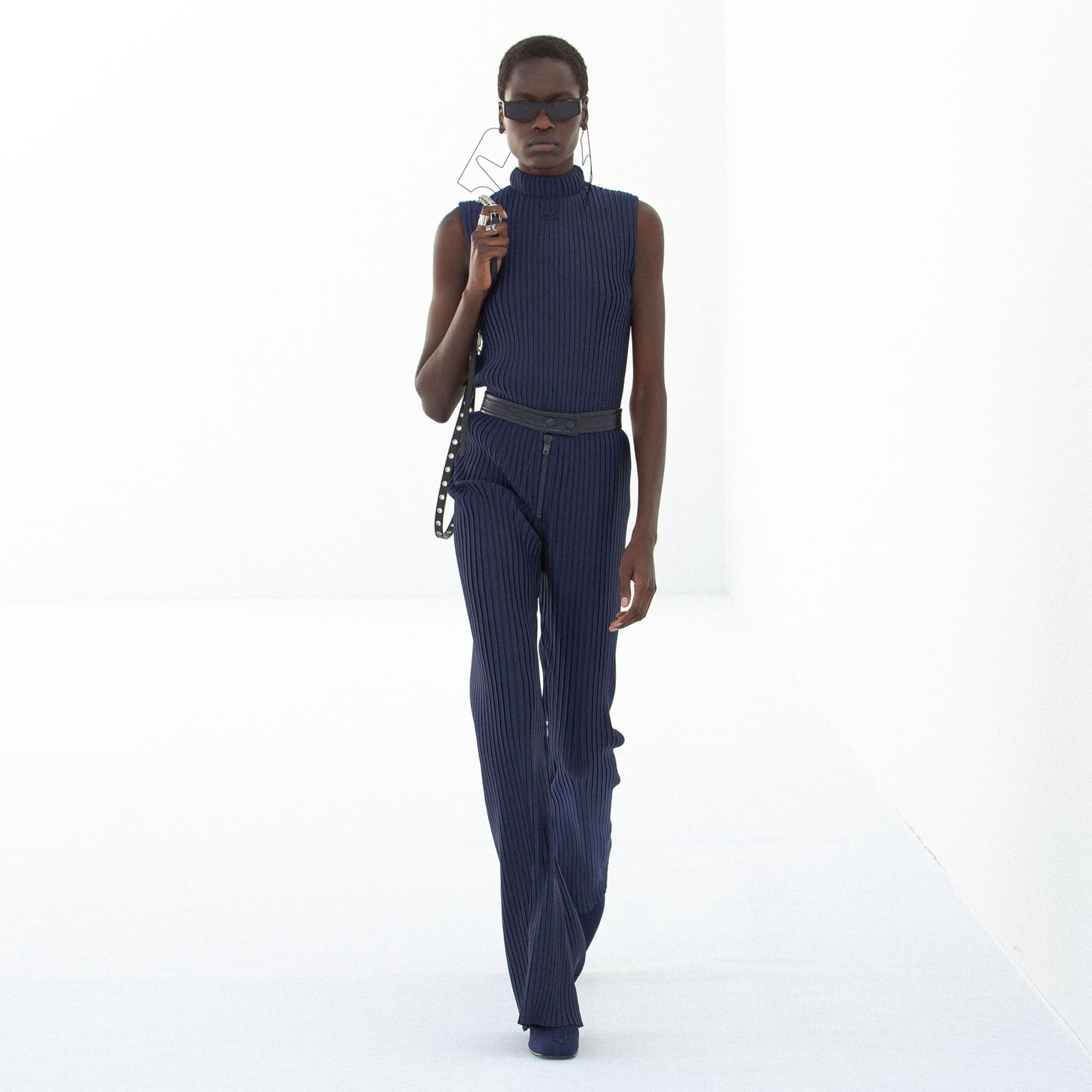Elegant navy blue ribbed sleeveless top and matching pants, Courrèges fashion for women.