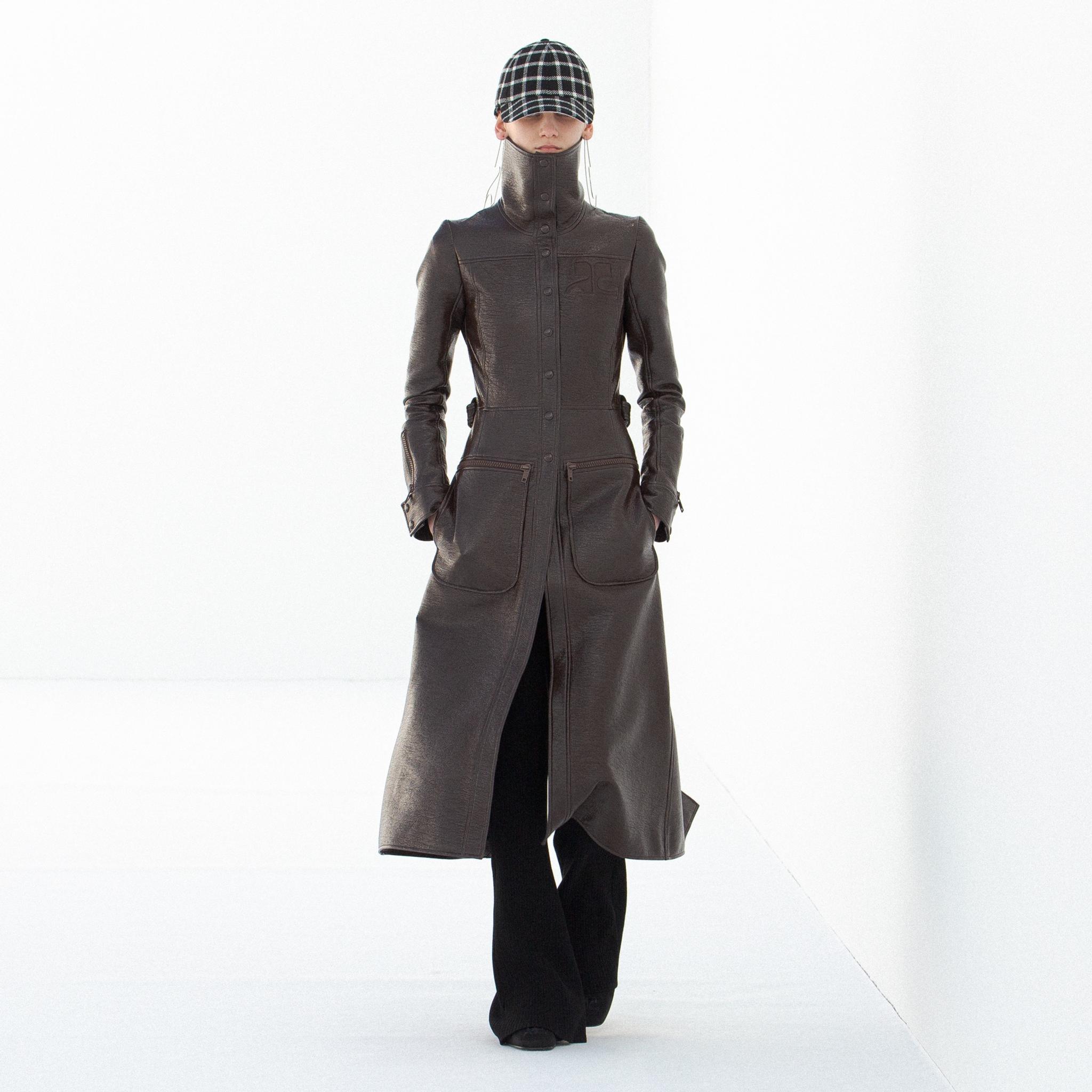 Trench en cuir élégant de Courrèges avec un col montant et un design moderne.