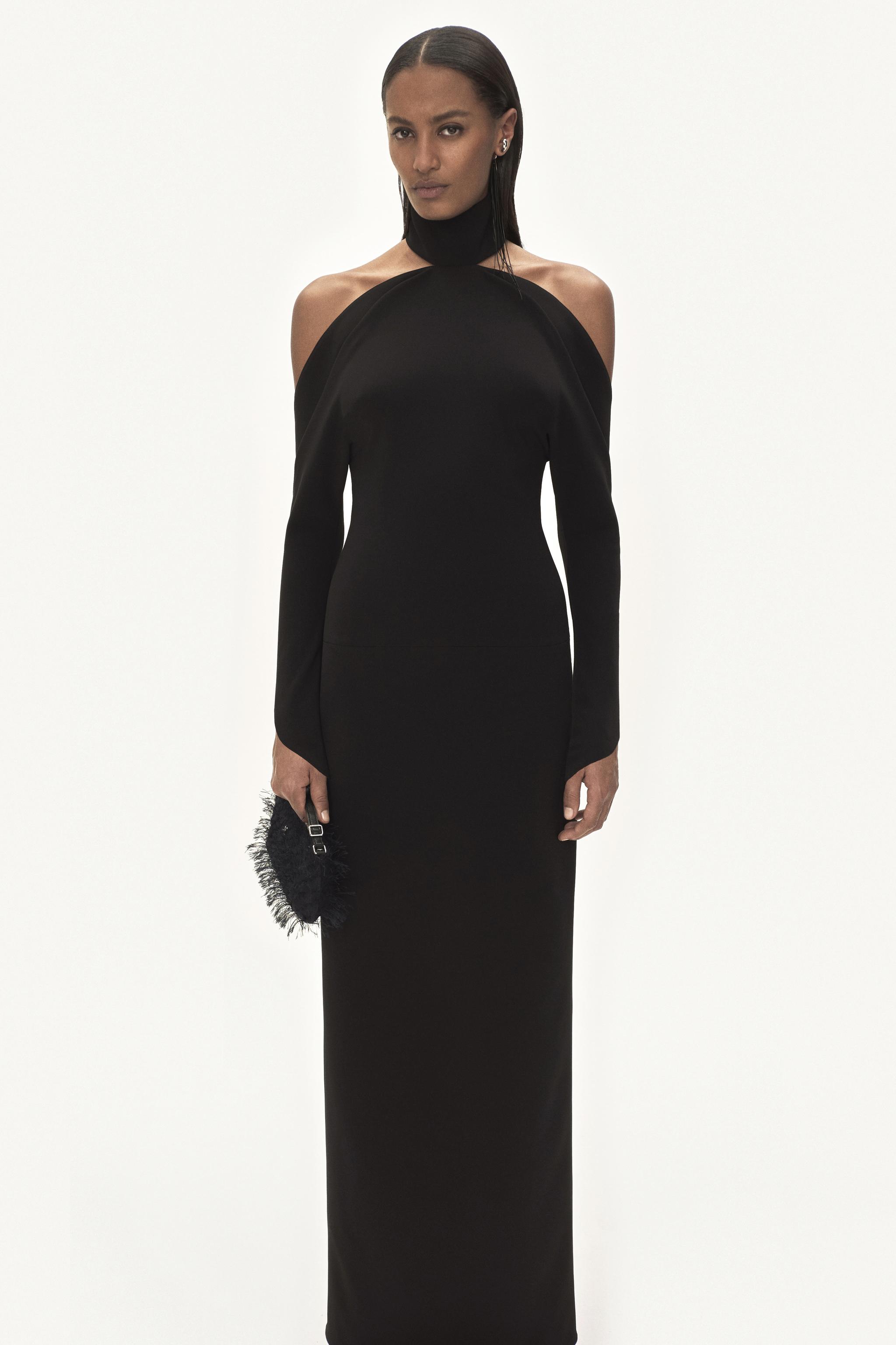 Robe de soirée noire élégante Courrèges avec design d’épaules unique, idéale pour une mode élégante.