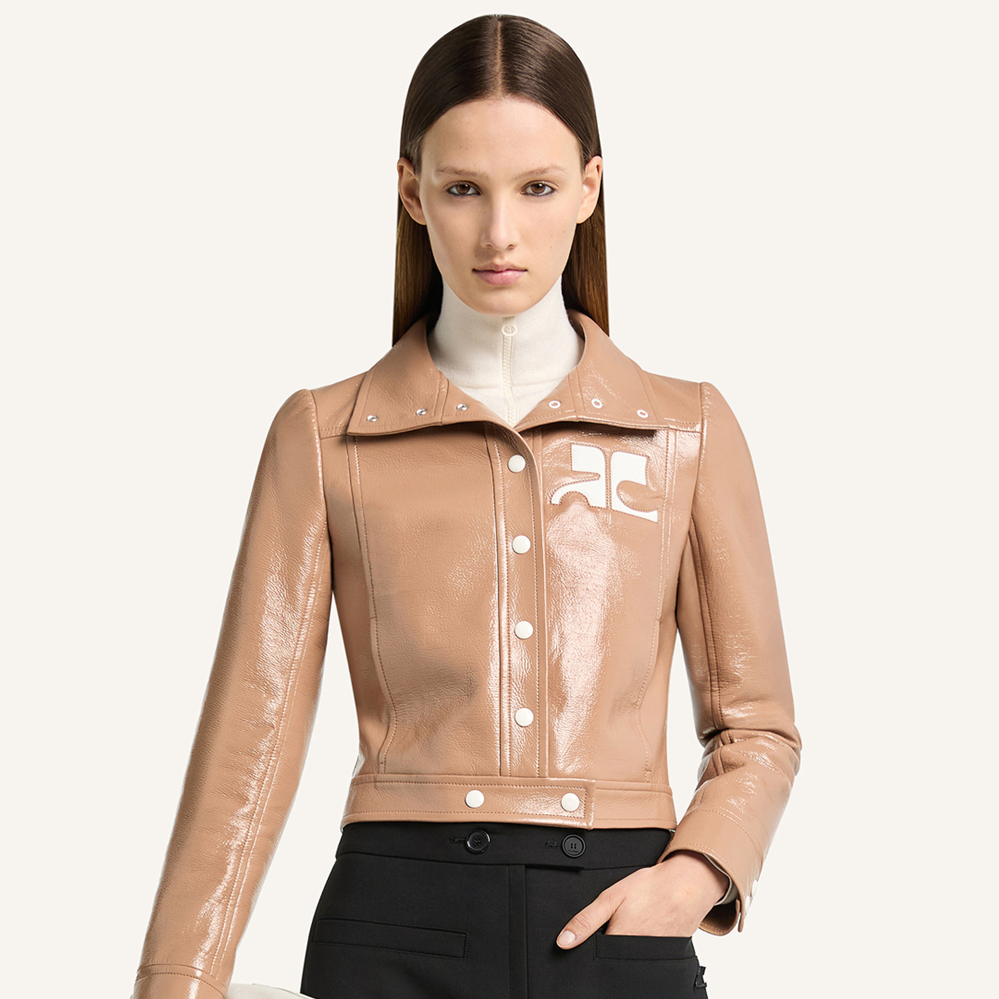Blouson en cuir beige élégant avec détails en argent, parfait pour le style Courrèges.
