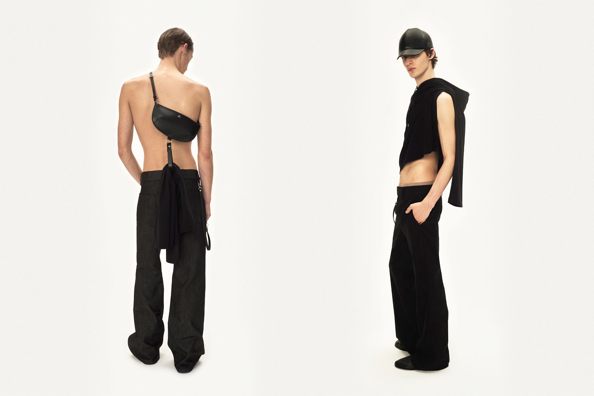 Modèles élégants en tenues décontractées noires pour Courrèges sur fond blanc.