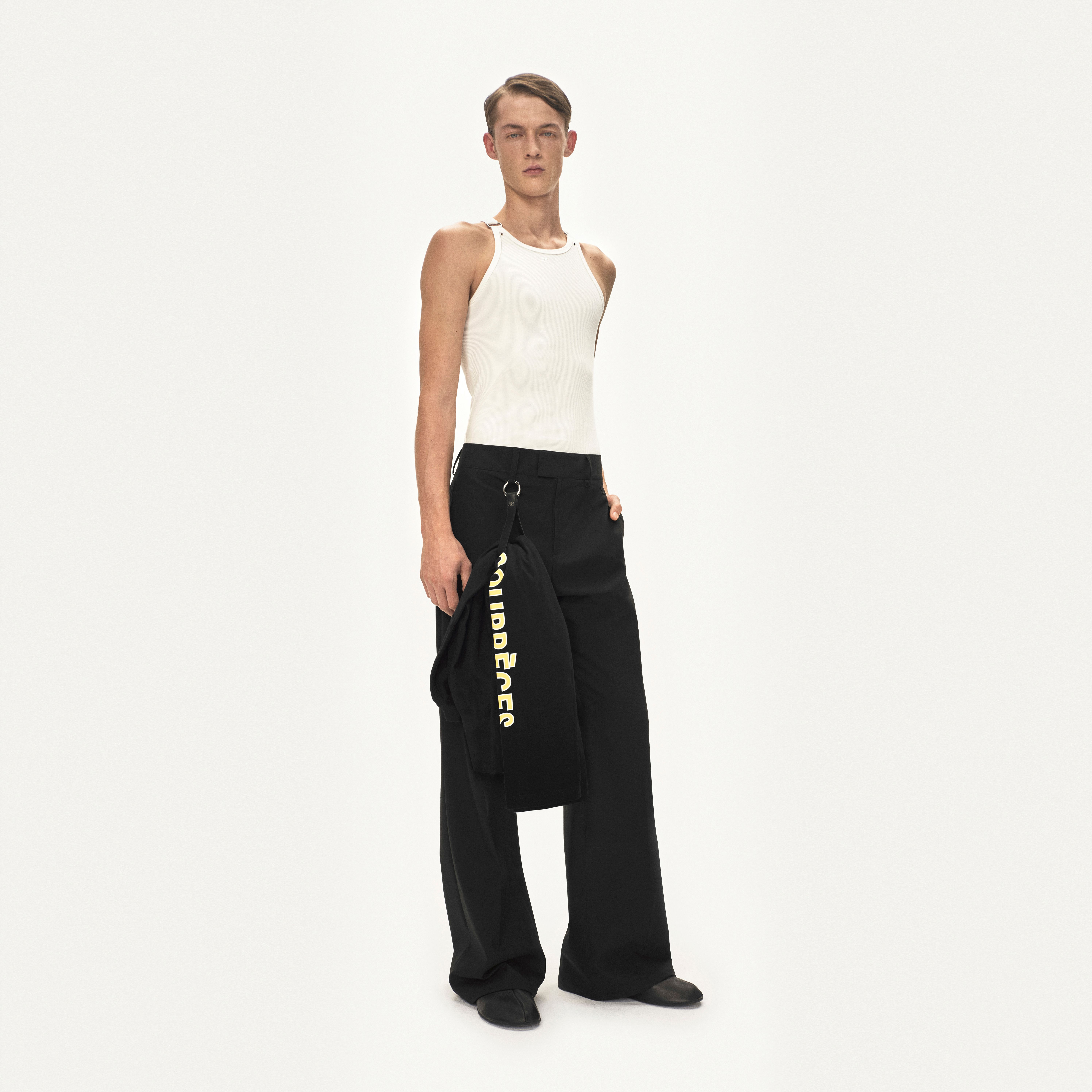 Modèles élégants présentant la mode Courrèges dans un style moderne et minimaliste en séance photo.