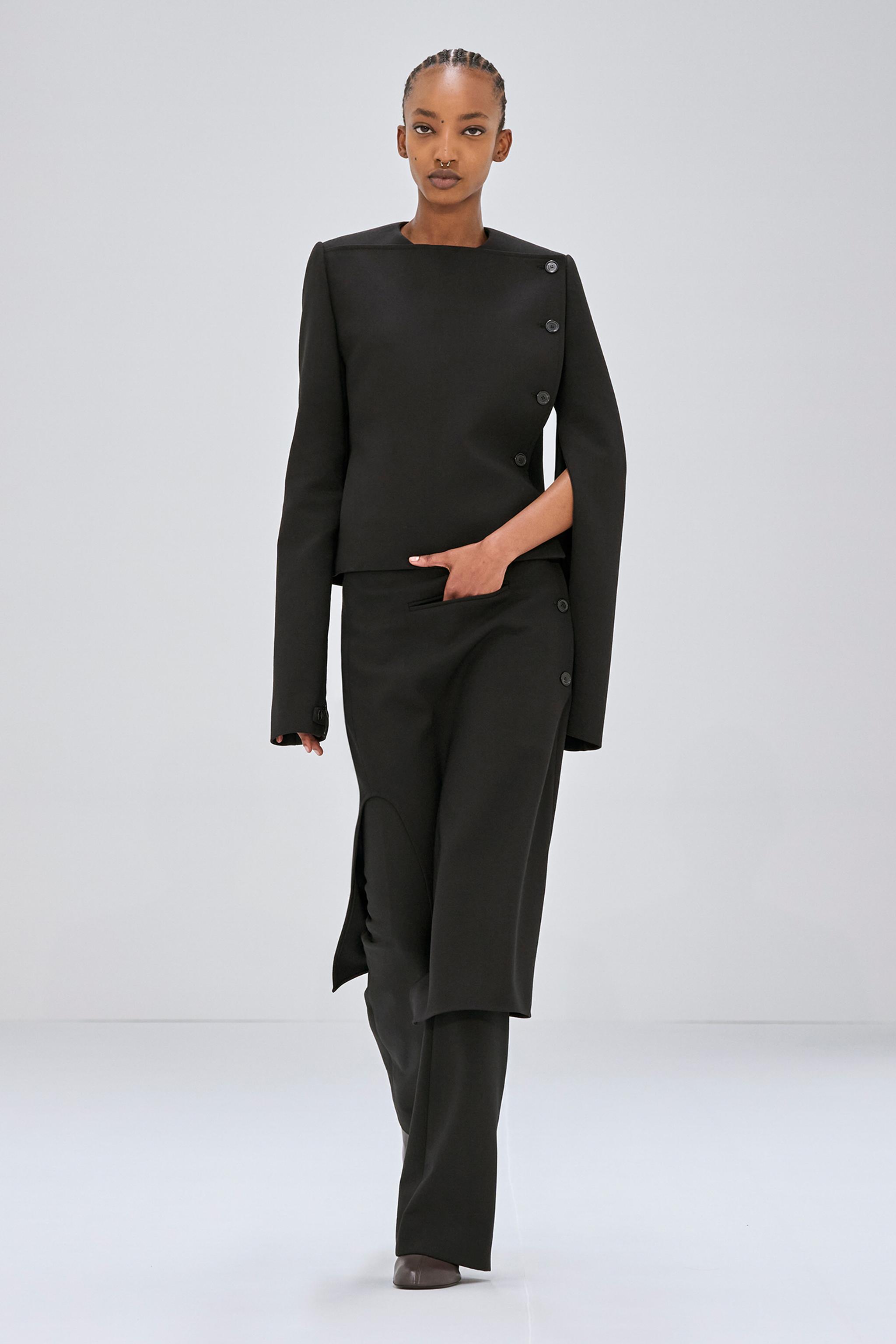 Costume noir élégant de Courrèges, parfait pour une allure sophistiquée en mode.