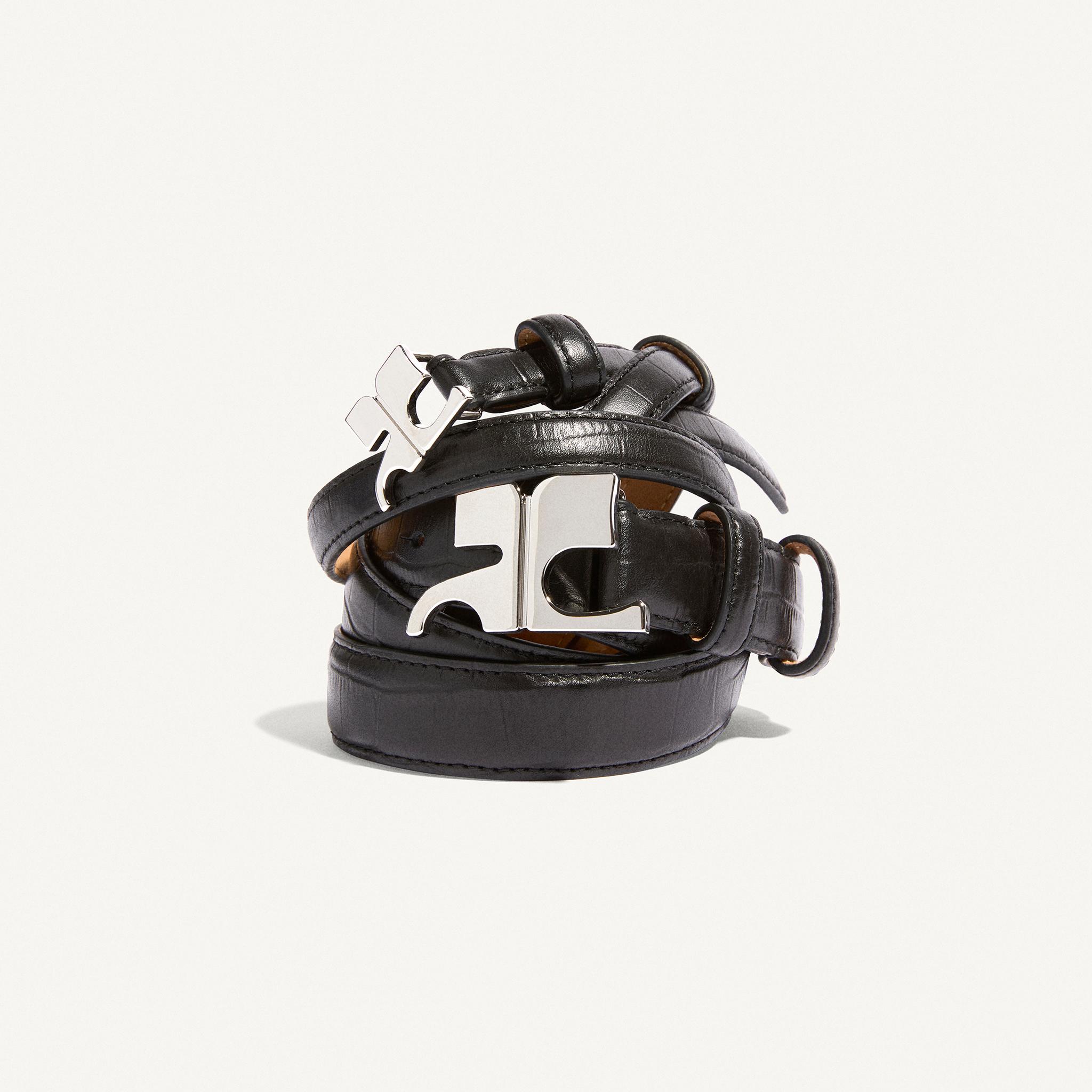 Ceinture en cuir noir élégante avec boucle en argent distinctive, accessoire Courrèges pour la mode moderne.