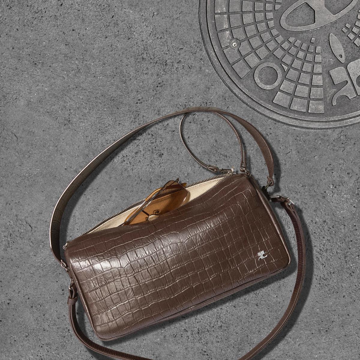 Elegant brown crocodile-effect handbag with shoulder strap, ideal for Courrèges fashion style.