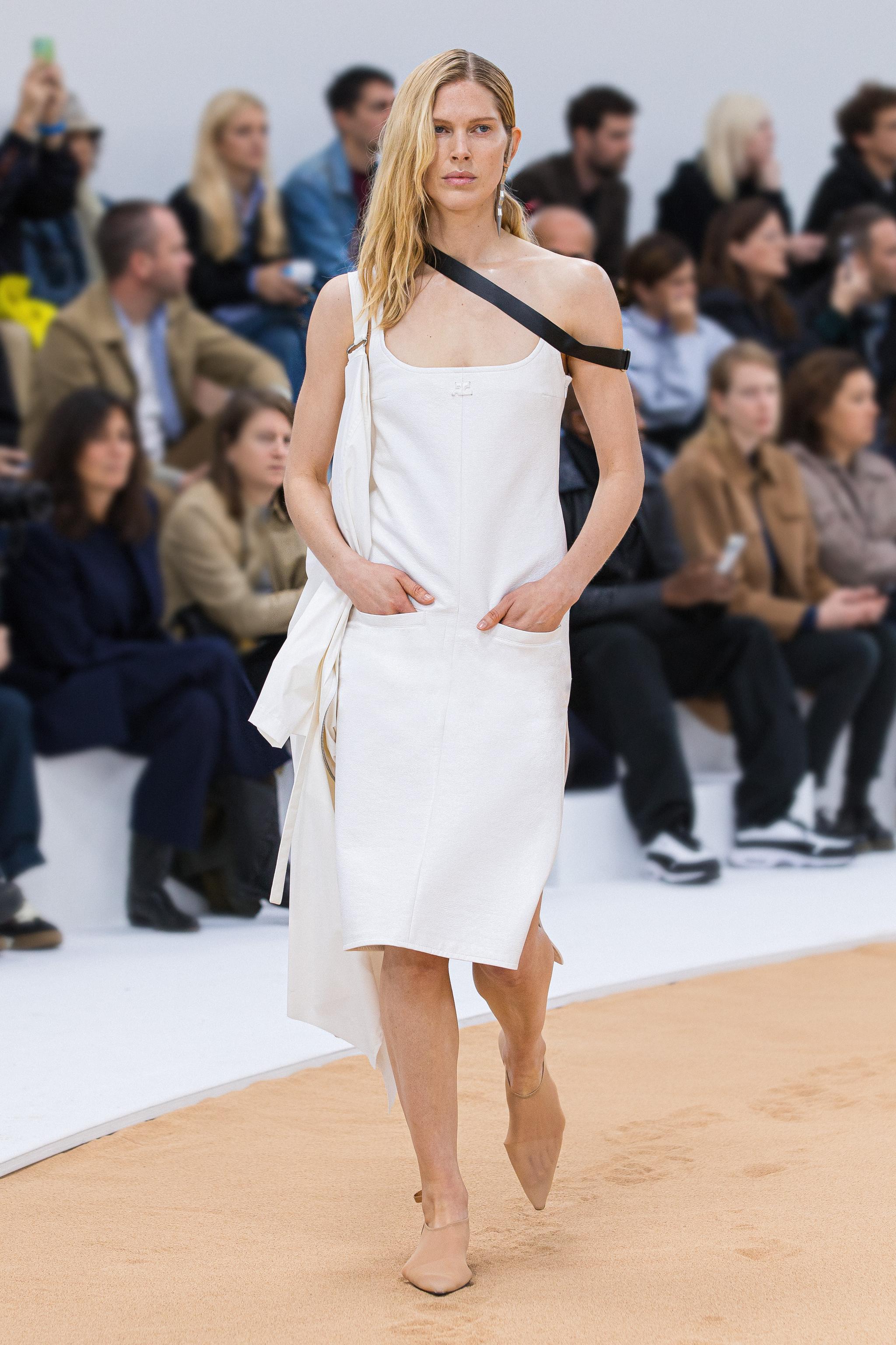 Robe blanche élégante présentée lors du défilé Courrèges sur un site de commerce en ligne.