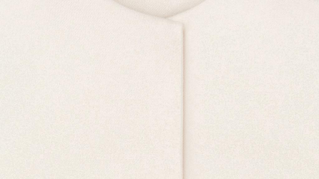 Tissu beige élégant avec une texture subtile, parfait pour la mode Courrèges.