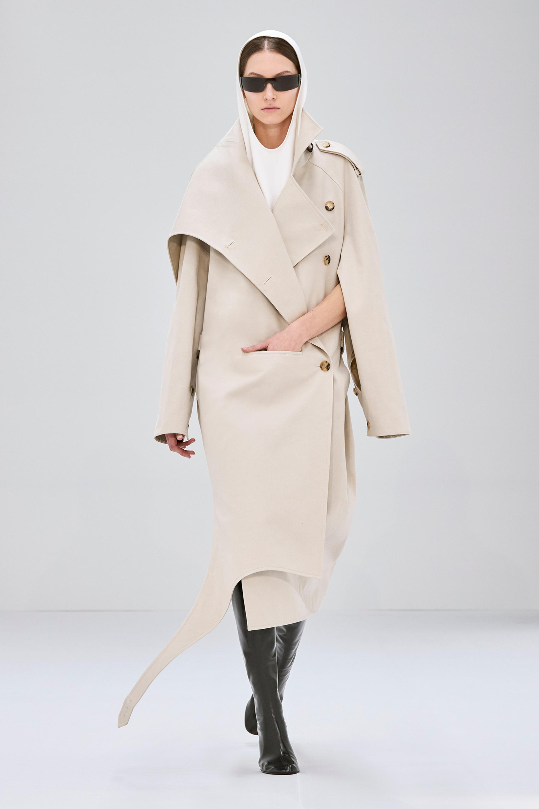Trench beige élégant avec grand revers oversize, idéal pour la collection Courrèges.
