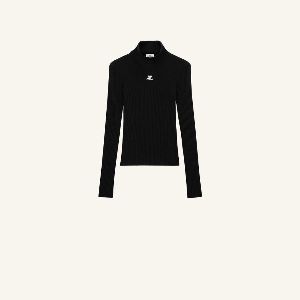 Pull col montant noir en maille côtelée à manches longues, logo Courrèges blanc sur la poitrine.
