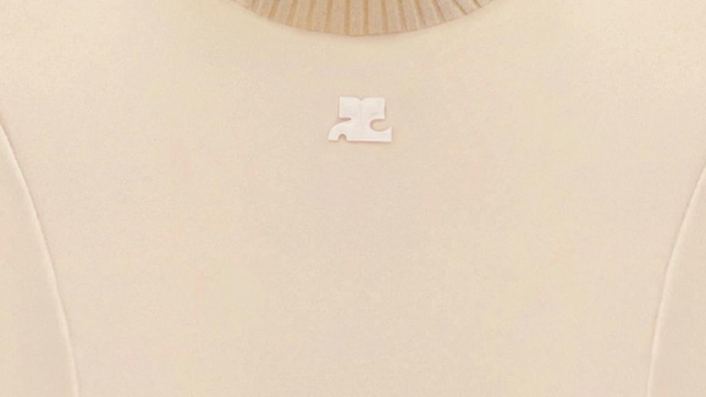 Tissu beige élégant avec le logo Courrèges, idéal pour des accessoires de mode chics.