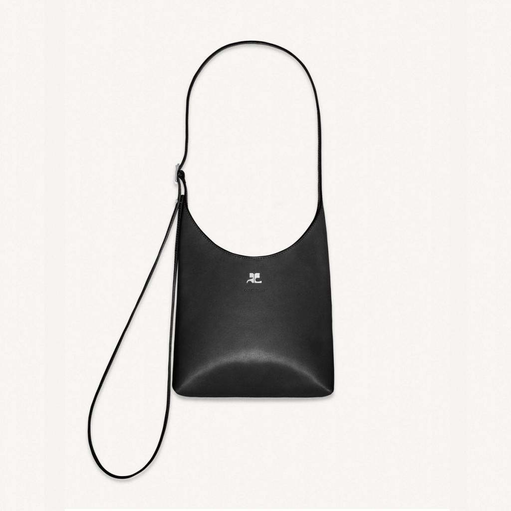 Sac à épaules en cuir noir élégant avec logo Courrèges, idéal pour un look tendance.