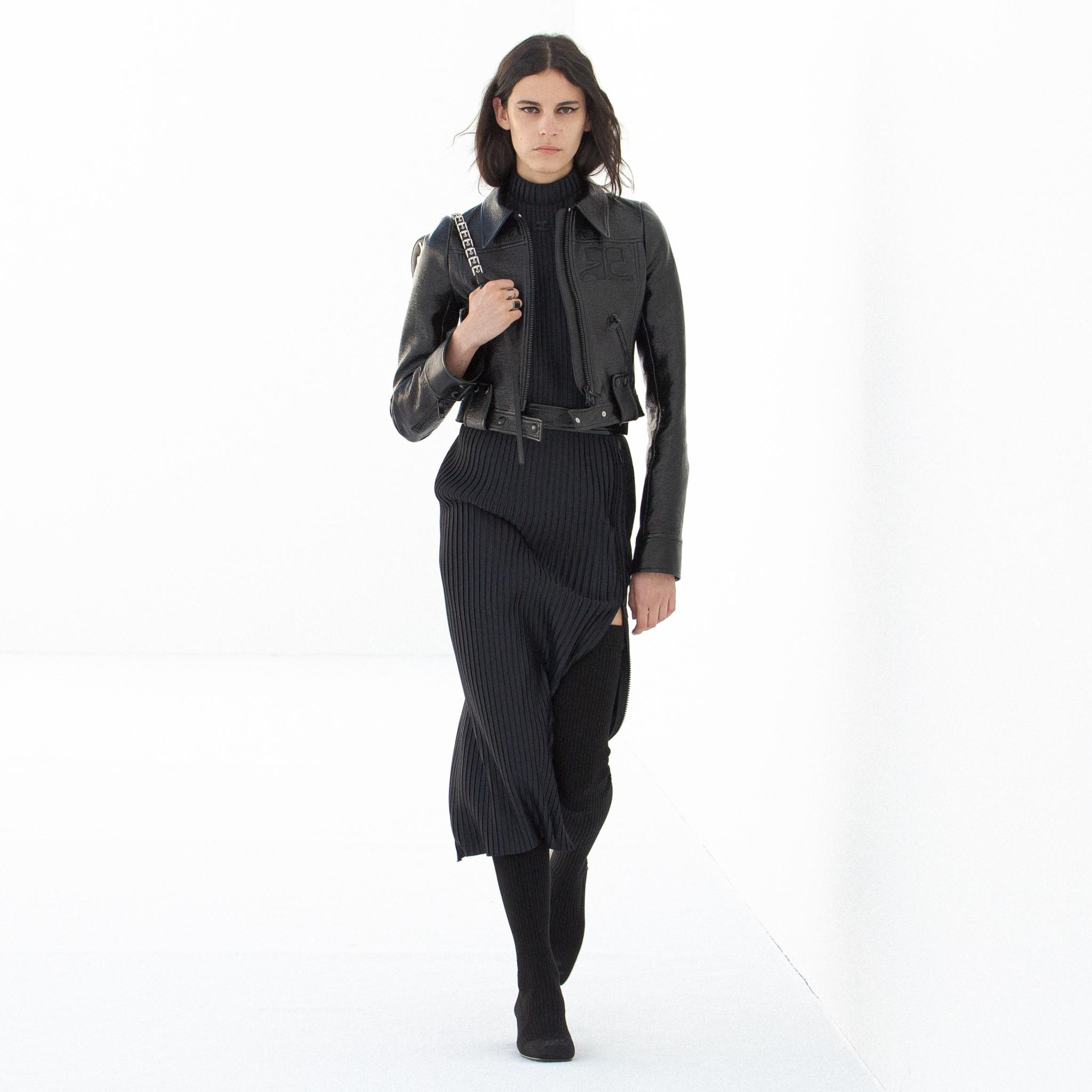 Veste en cuir noir élégante associée à une jupe noire stylée, représentant la mode Courrèges.