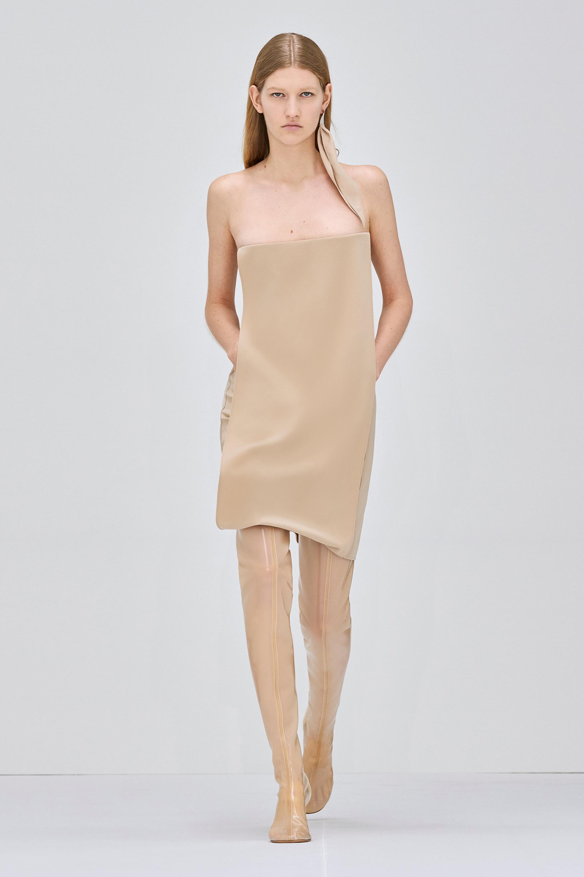 Robes beige élégante sans bretelles avec pantalon assorti, mettant en valeur la mode Courrèges pour femmes.