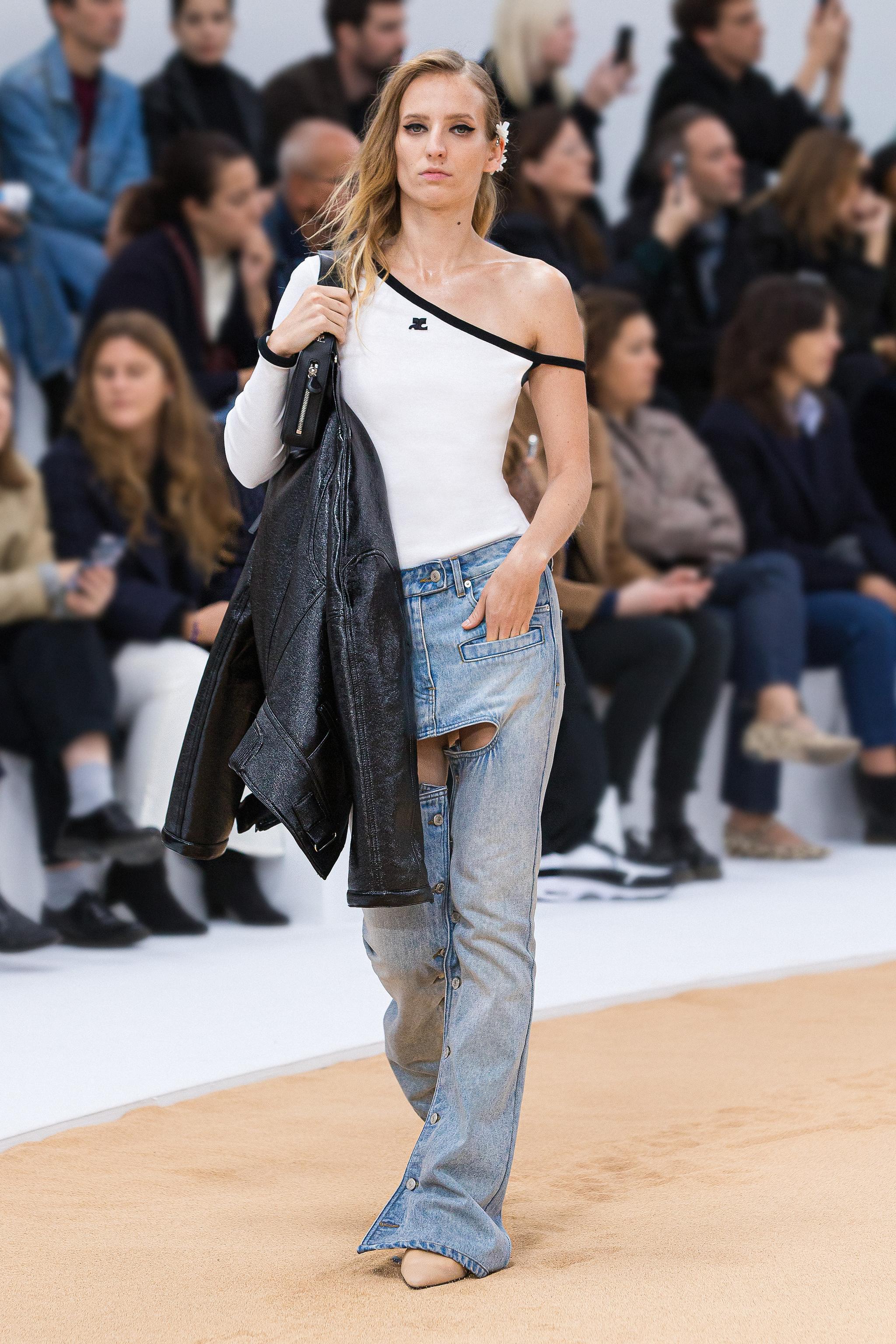Modèle féminin élégante marchant sur le runway avec mode moderne de Courrèges lors d’un événement prestigieux.