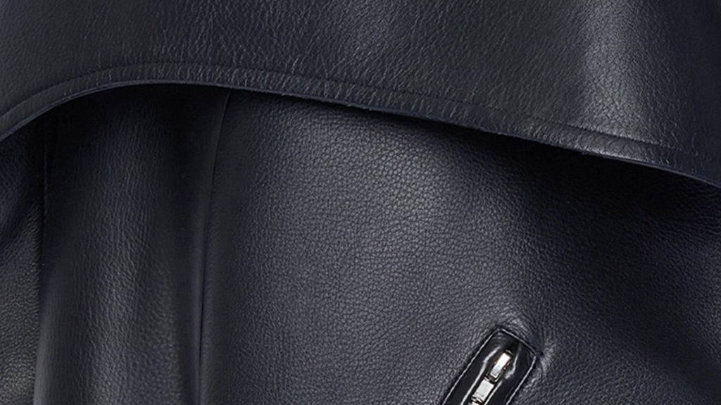 Article de mode en cuir noir élégant de Courrèges, mettant en valeur un matériau texturé de qualité.