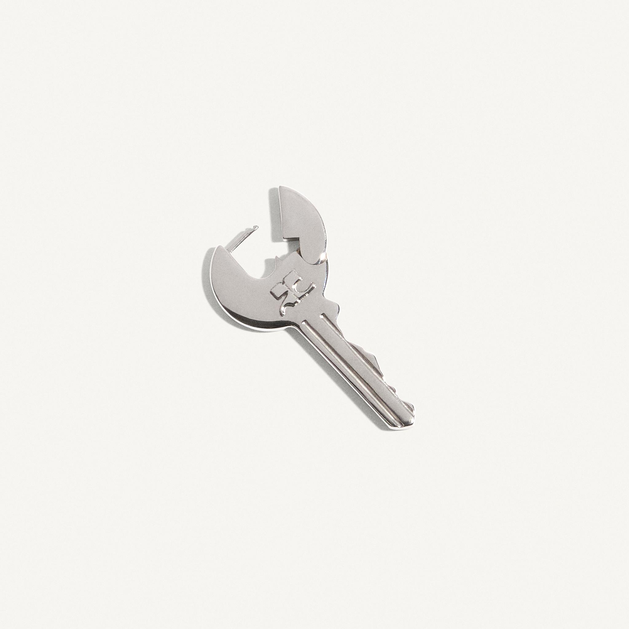 Bijou de clé en argent élégant présenté sur le site e-commerce de Courrèges.
