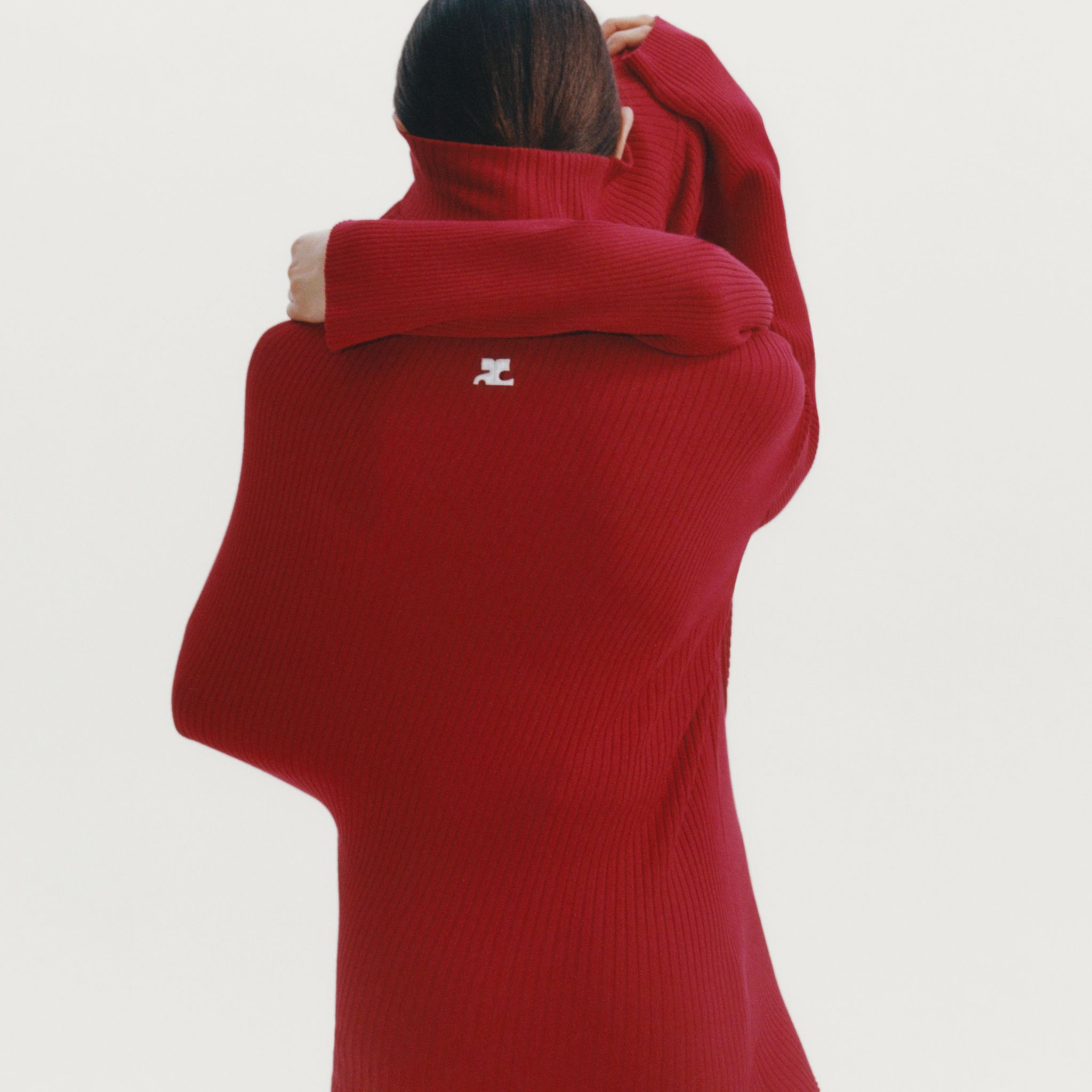 Pull rouge Courrèges élégant avec design minimaliste pour une mode moderne.