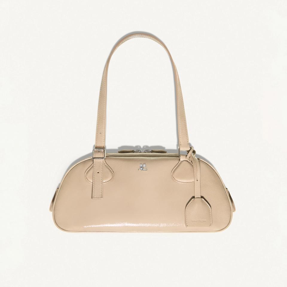 Sac à main beige élégant de Courrèges avec accents argentés, parfait pour un style moderne.