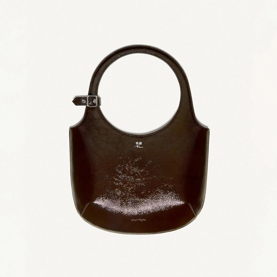Sac à main Courrèges élégant avec finition brillante, parfait pour accessoires de mode chics en ligne.