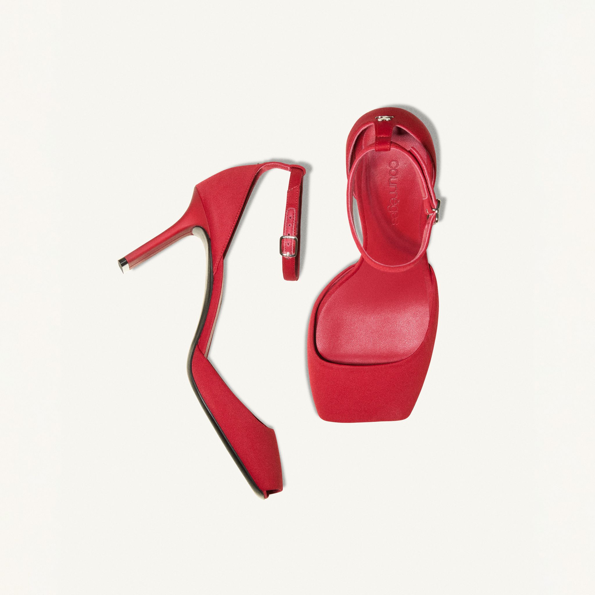 Sandale rouge élégante à talon de Courrèges, idéale pour un look mode moderne.