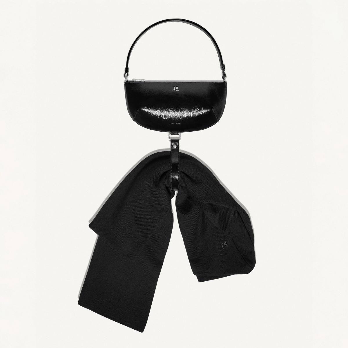 Sac à main noir élégant avec chaussures en tissu coordonné, illustrant les accessoires de mode Courrèges.