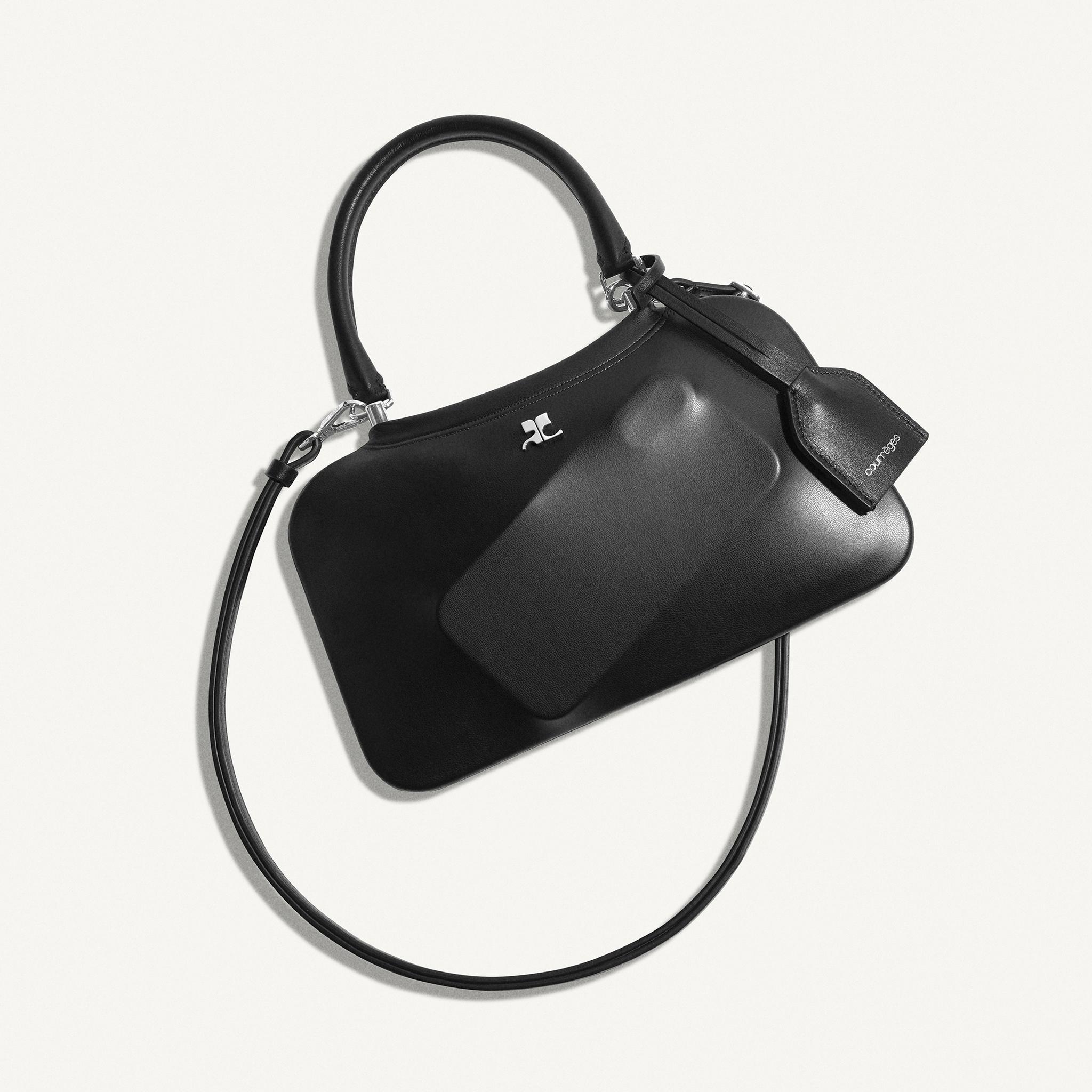 Sac à main noir Courrèges élégant au design épuré, idéal pour accessoires de mode modernes.