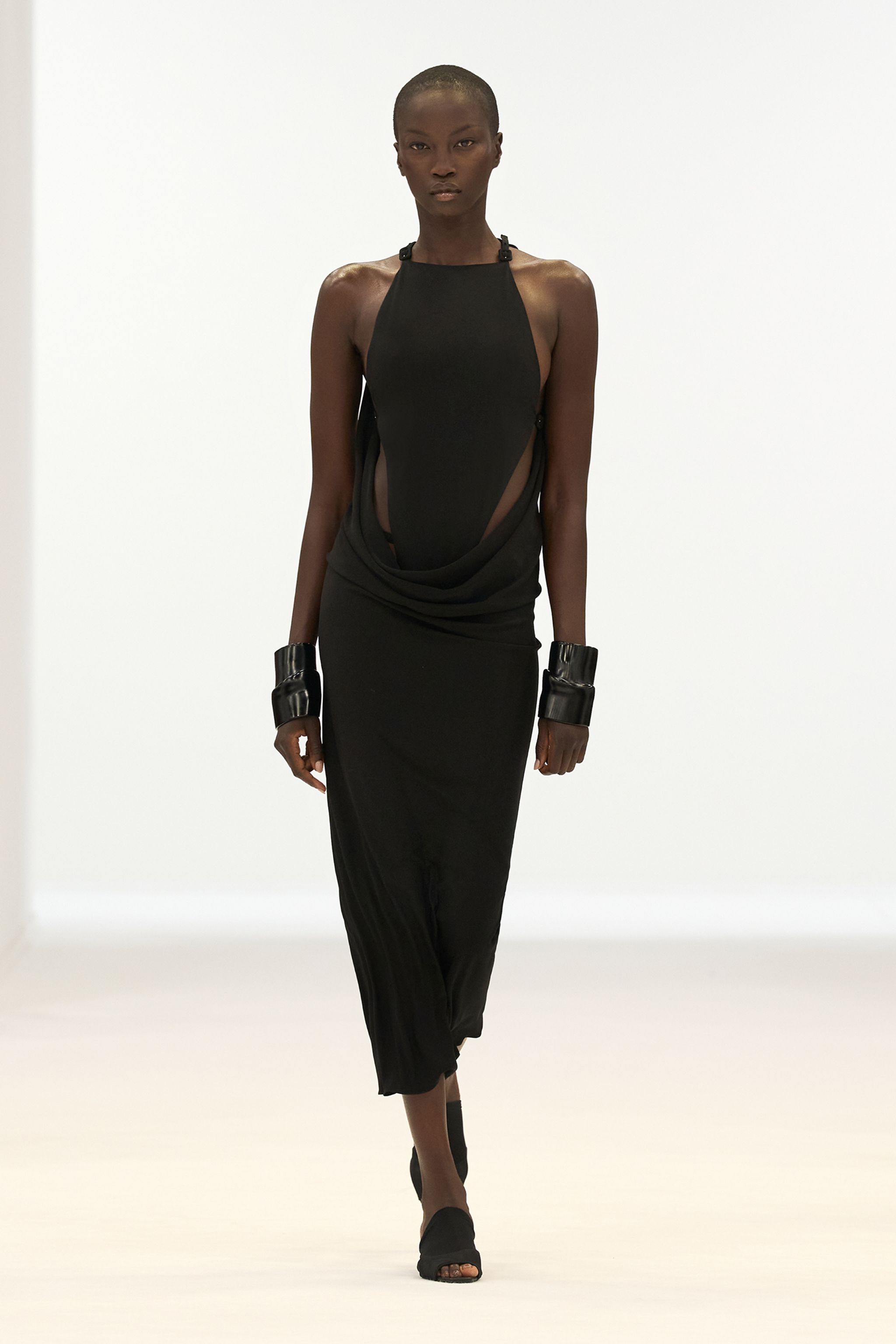 Elegant black fashion dress by Courrèges on a model for an e-commerce website.