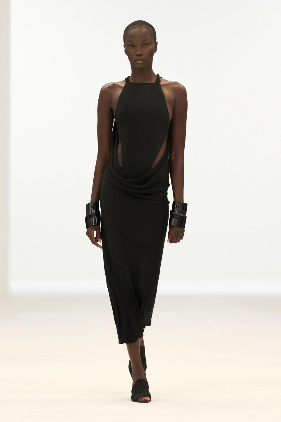 Elegant black fashion dress by Courrèges on a model for an e-commerce website.