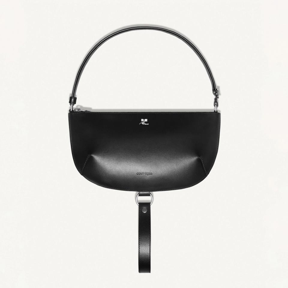 Sac à main noir élégant de Courrèges avec un design épuré et logo moderne, parfait pour un style tendance.