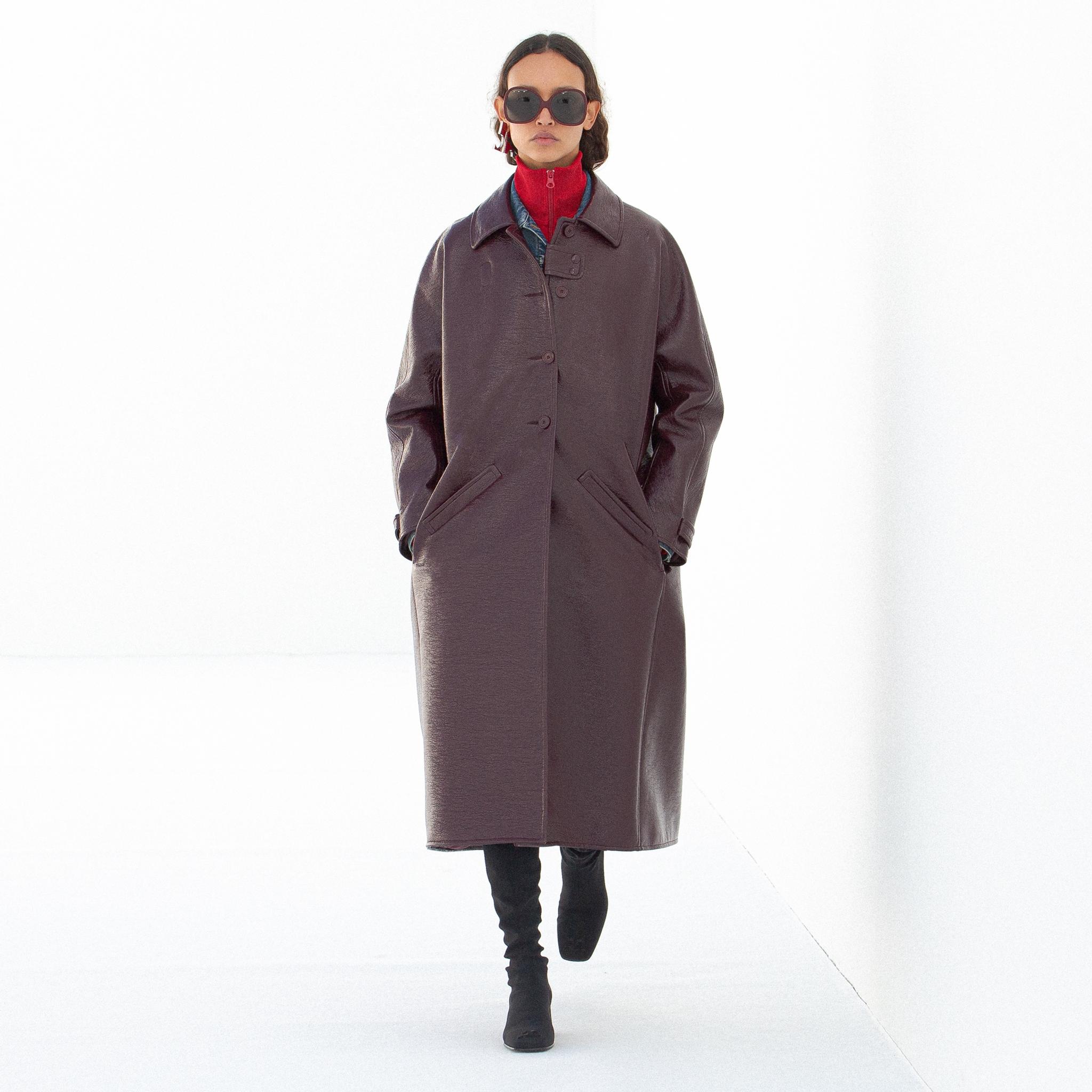 Manteau en cuir élégant au style moderne, présenté pour Courrèges sur un site ecommerce.