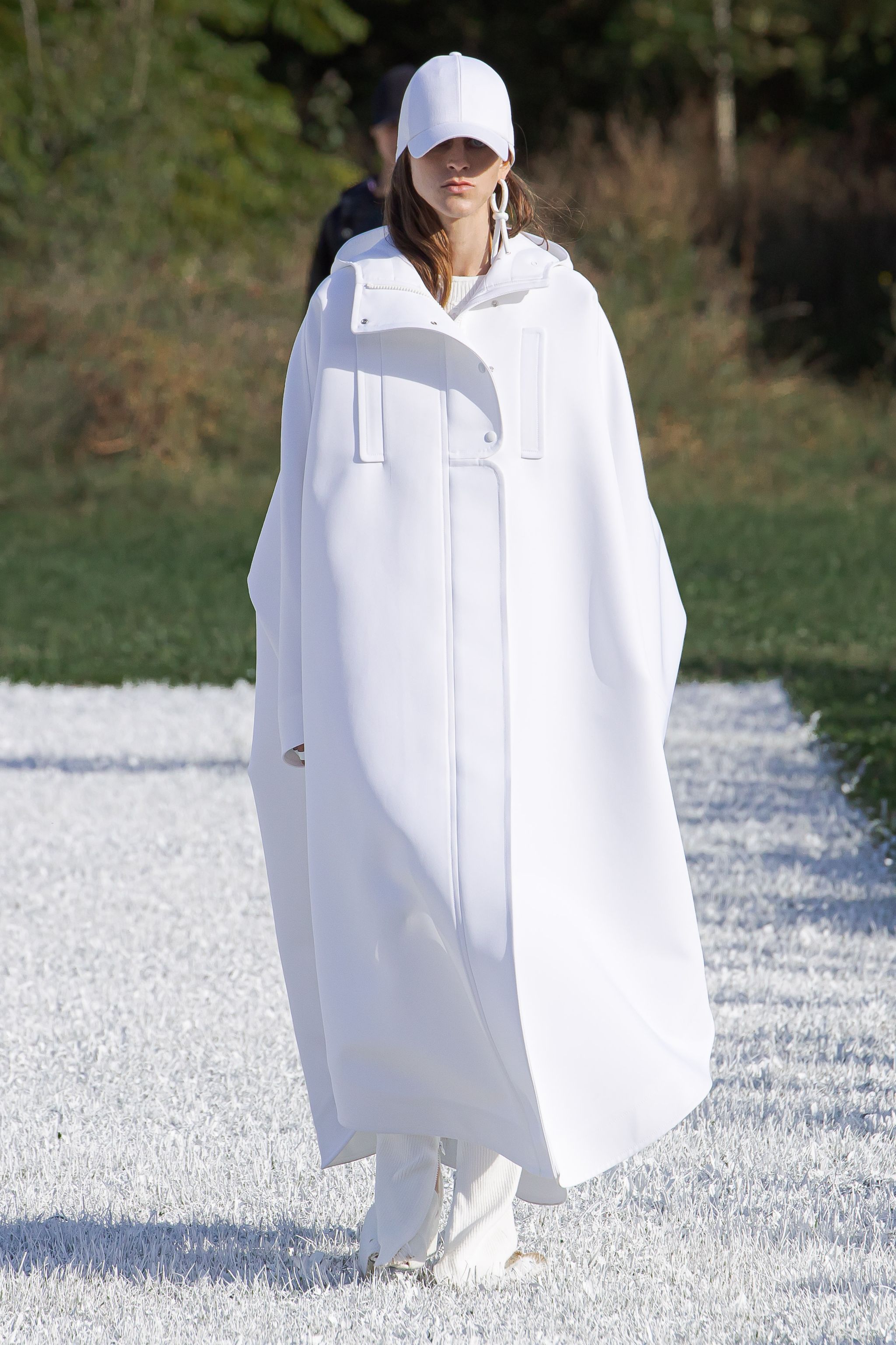 Elegant white oversized coat by Courrèges, perfect for fashion-forward outdoor wear.