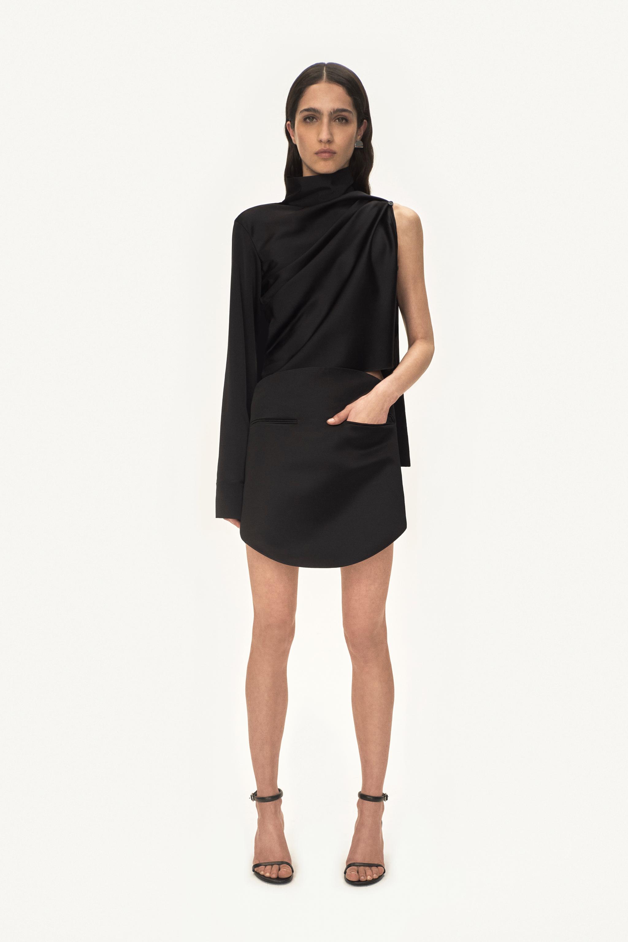 Robe noire élégante de Courrèges avec design asymétrique, idéale pour des événements mode.