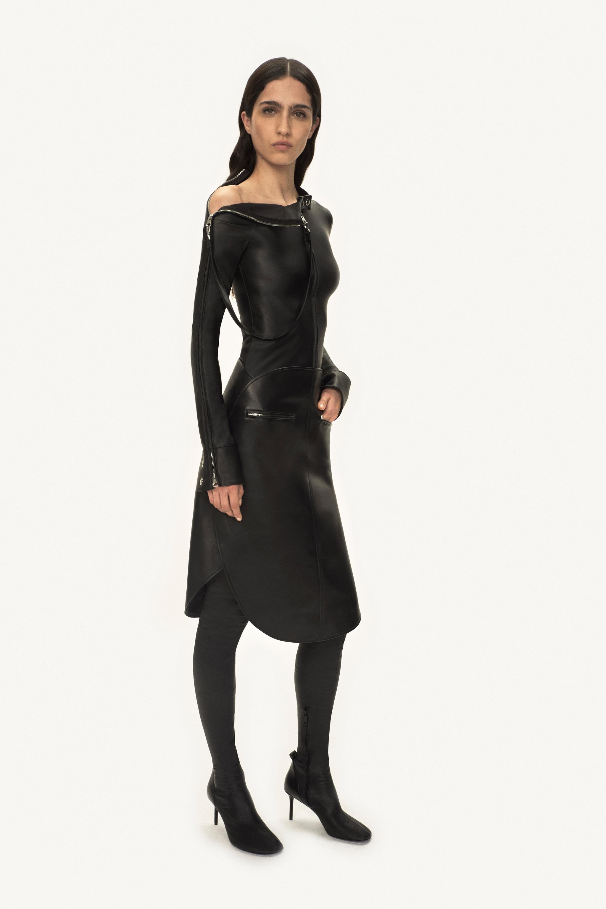 Robe noire en cuir Courrèges avec détails zippés, élégante pour un look tendance et sophistiqué.