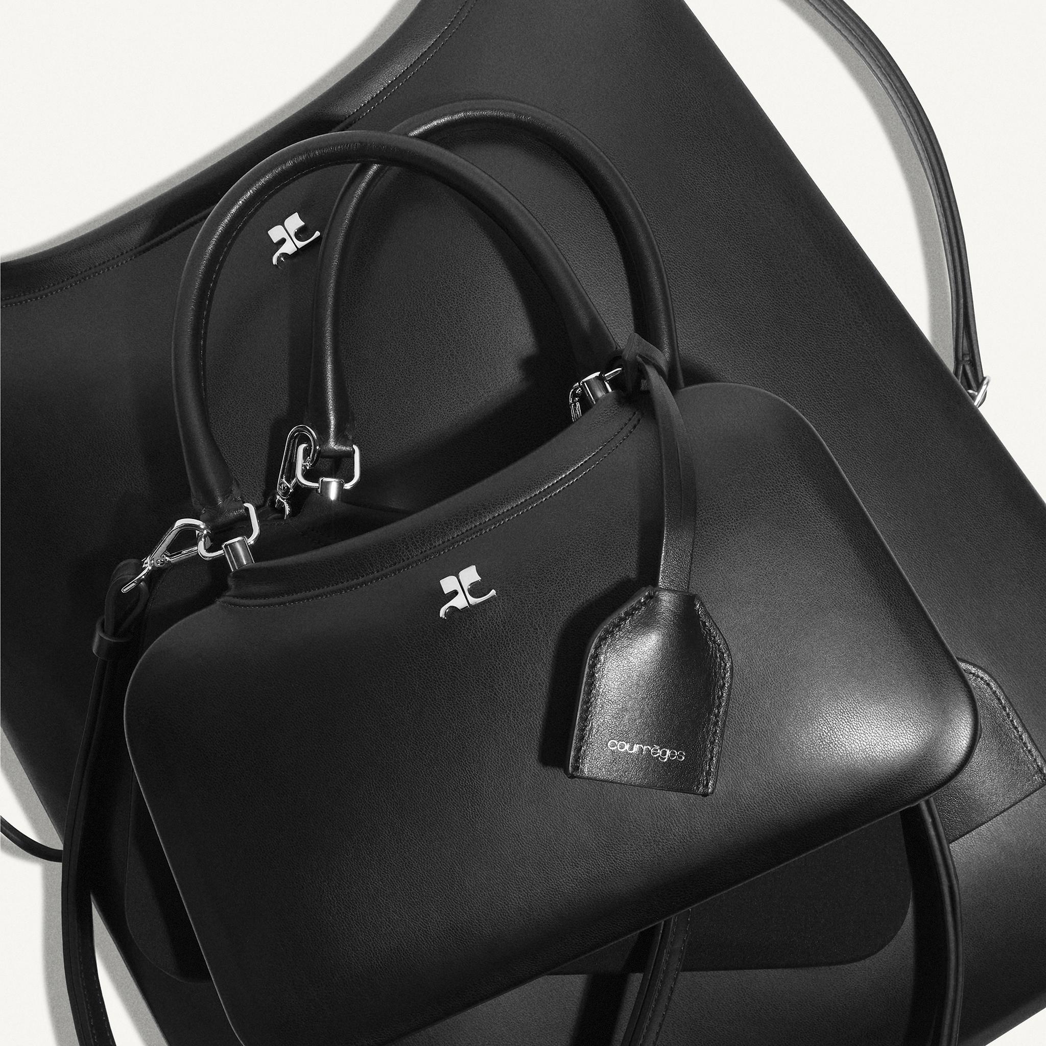Sacs à main en cuir noir élégants avec logo Courrèges, idéaux pour un style moderne.
