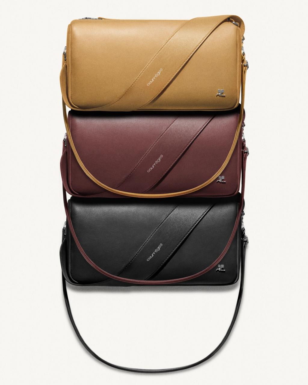 Collection élégante de sacs à main Courrèges en jaune, bourgogne et noir pour une mode chic.