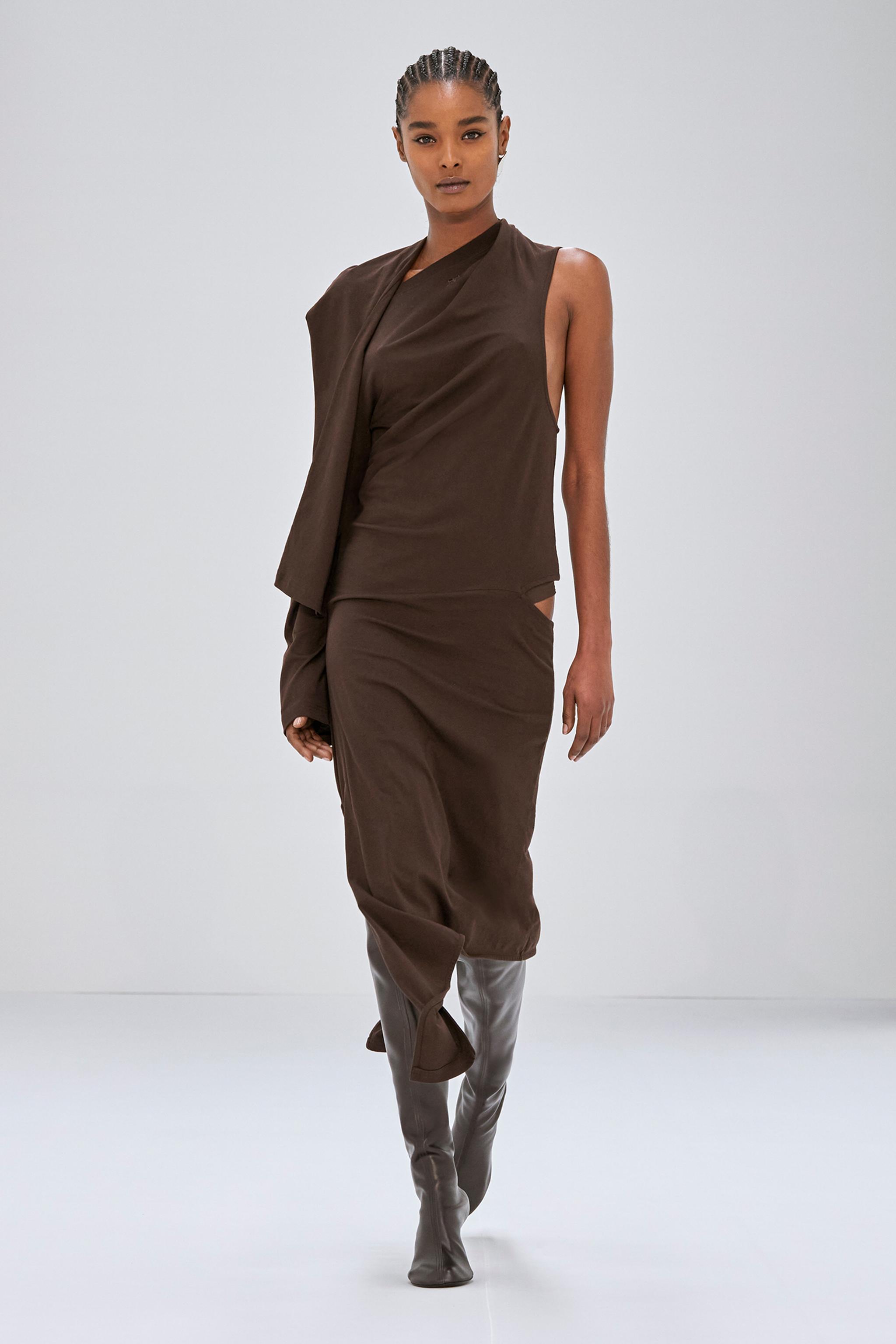 Haut sans manches marron élégant et jupe assortie au style moderne pour Courrèges.