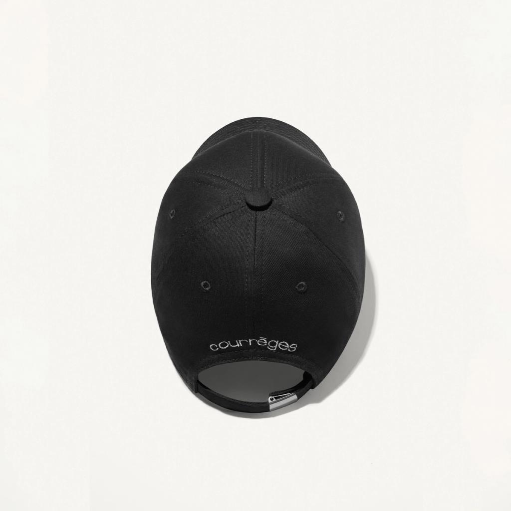 Casquette noire Courrèges avec logo brodé, élégante et idéale pour les amateurs de mode.