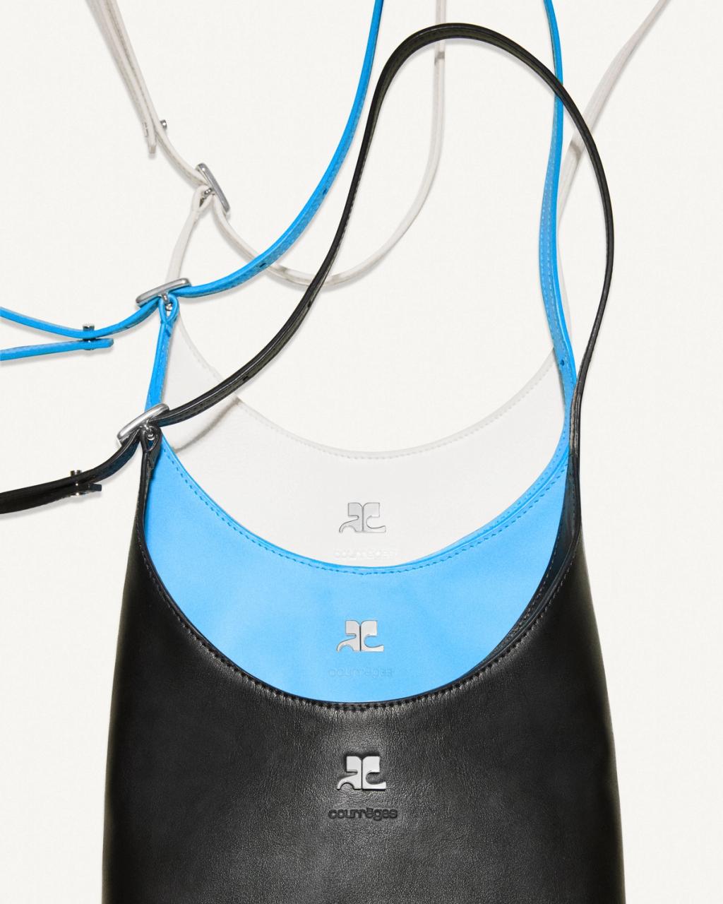 Sacs à main en cuir bleu et noir avec logo Courrèges, présentés sur fond blanc.