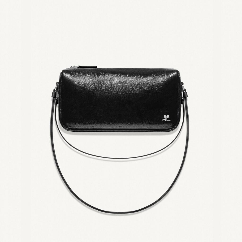 Sac à main féminin en cuir noir élégant, design minimaliste, signé Courrèges.