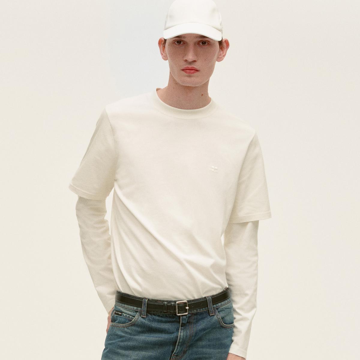 Elegant white T-shirt with Courrèges logo, ideal for a modern fashion look on an ecommerce site.