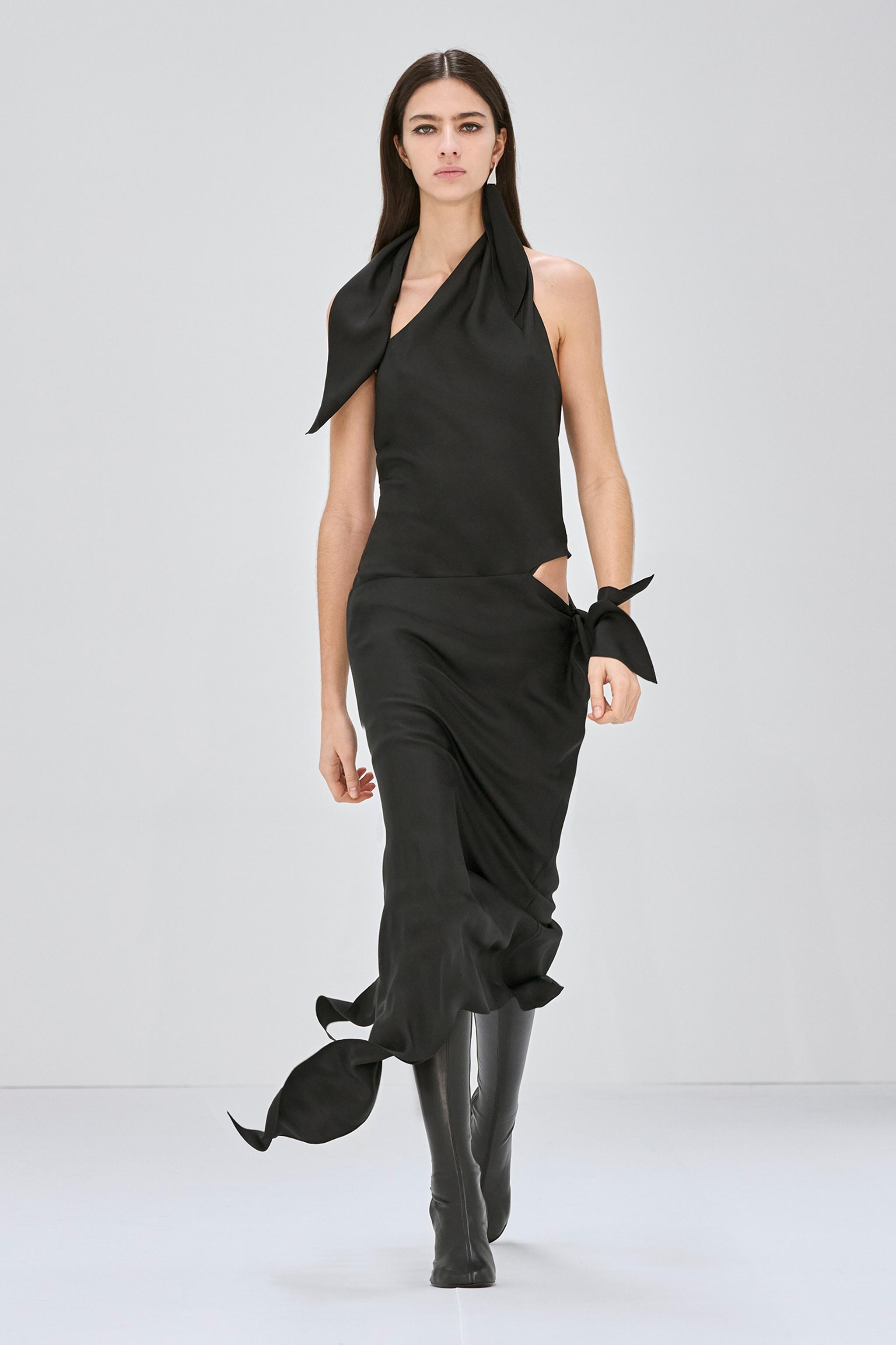 Robe noire élégante avec éléments de design uniques par Courrèges, idéale pour les événements fashion.